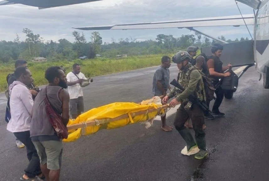 TNI-Polri Evakuasi Jenazah Pilot Smart Air ke Timika, Rute Korowai Ditutup Sementara