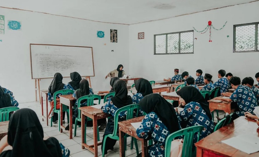 Negara Hadir Memihak Guru Honorer: Kebijakan Baru untuk Kesejahteraan dan Profesionalisme