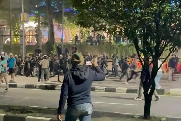 Warga Sekitar Muncul Minta Massa Aksi Bubar, Demonstran Mundur, Jalur Depan Polda DIY Dibuka