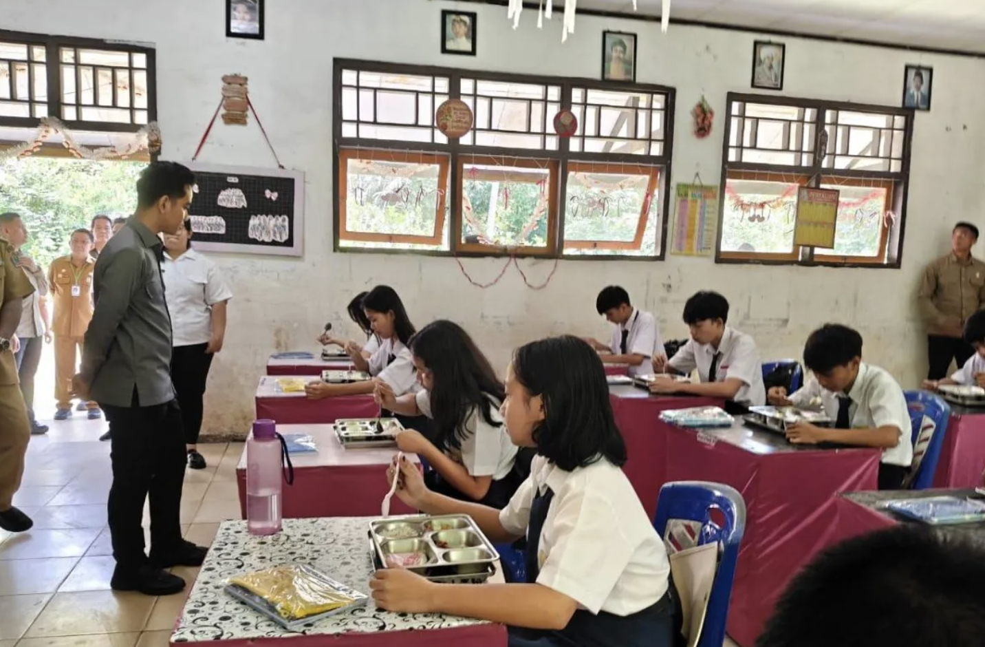 Gibran Rakabuming Raka Tinjau Program MBG di Minahasa, Soroti Perbaikan Fasilitas Sekolah