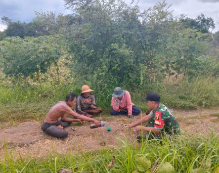 TNI Manunggal Dengan Rakyat, Serda Faisal Laksanakan Komsos Bersama Petani