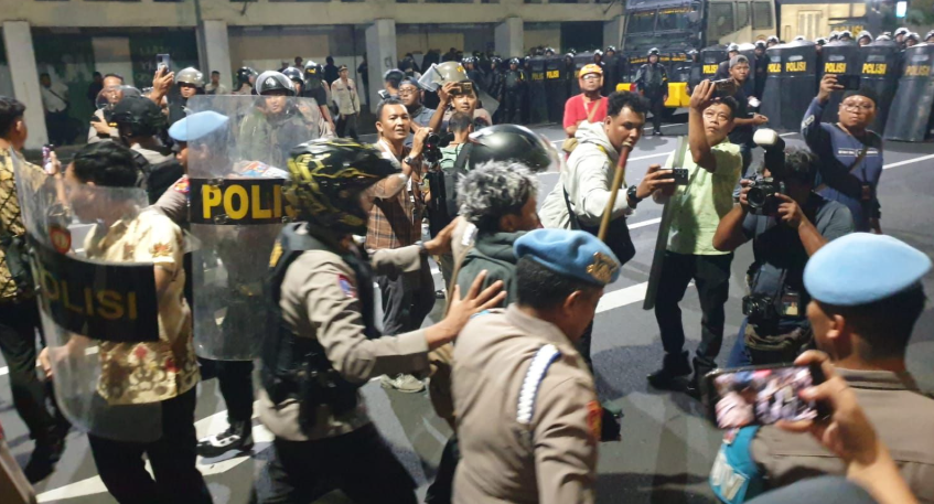 Demo Ricuh Ganggu Renovasi Gedung Grahadi, Pemprov Pastikan Perbaikan Tetap Berlanjut