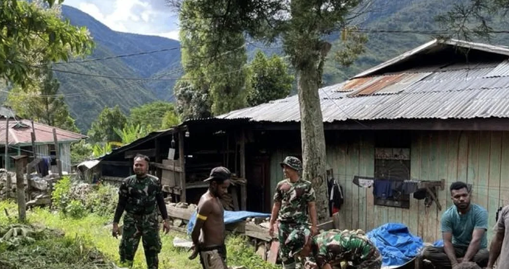 Prajurit Satgas Yonif 511 Perkuat Hubungan dengan Warga Melalui Kegiatan Karya Bakti