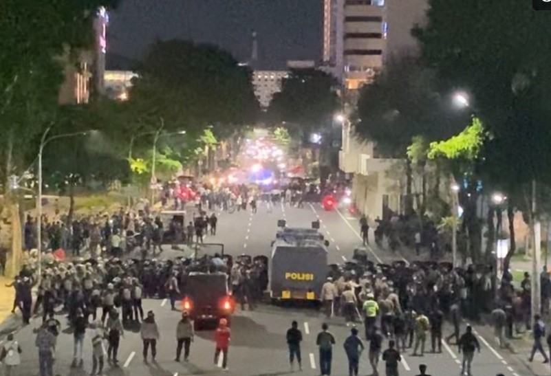 Demo #IndonesiaSekarat di Surabaya Memanas, Belasan Peserta Diamankan Polisi
