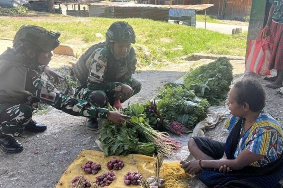 Satgas Pamtas Yonif 511/DY Dukung Perekonomian Warga Papua melalui Pembelian Hasil Bumi