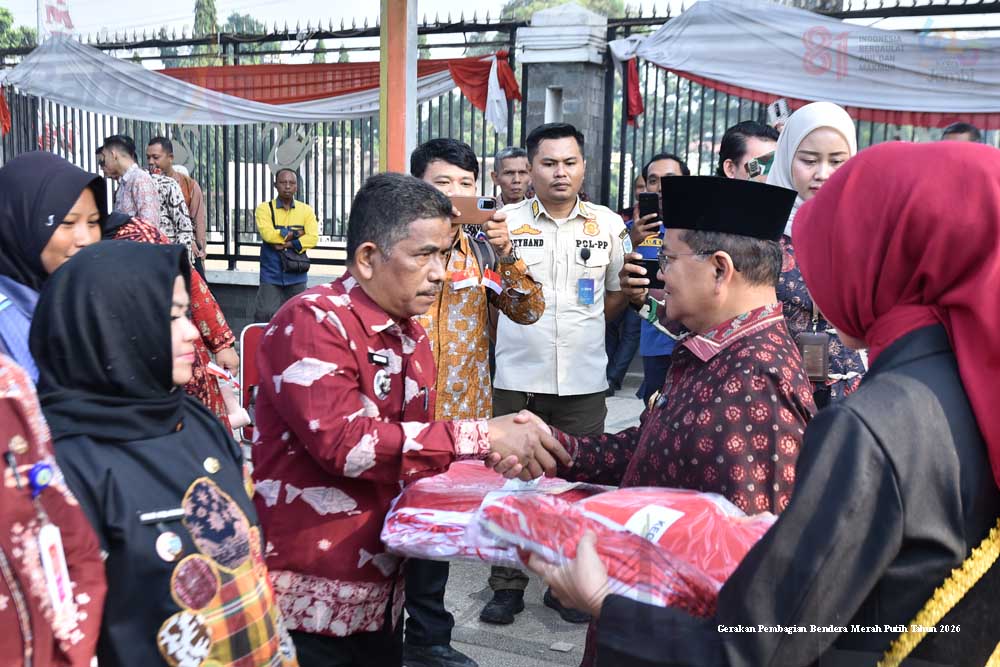 Pemkot Jambi Perkuat Nasionalisme Masyarakat Lewat Gerakan Pembagian Bendera
