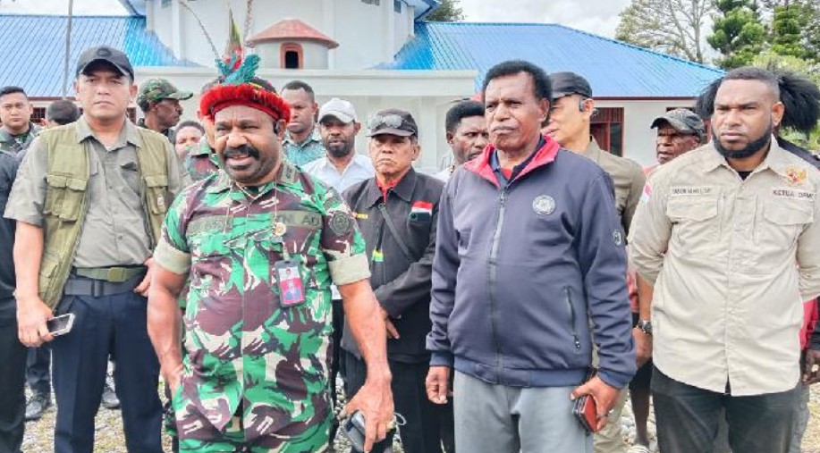 Stafsus Menhan Lenis Kogoya Desak TPNPB-OPM Hentikan Kekerasan di Wamena