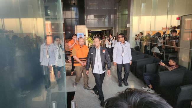 KPK Tahan Lima Tersangka OTT di BNPB, Uang dan Emas Disita