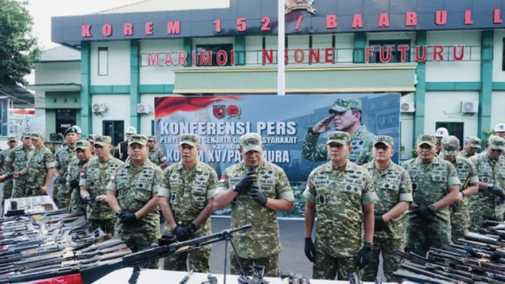 TNI Terima Penyerahan 75 Senjata Api dan Ribuan Amunisi di Maluku Utara