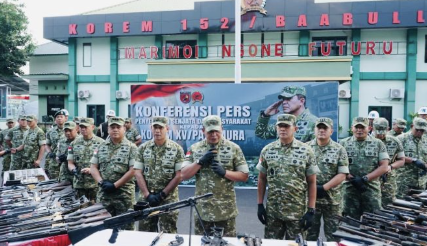 TNI Terima Penyerahan 75 Senjata Api dan Ribuan Amunisi di Maluku Utara