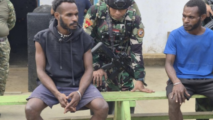 Dua Pentolan OPM Serahkan Diri ke TNI, Senjata Caracal Hasil Rampasan Berhasil Diamankan