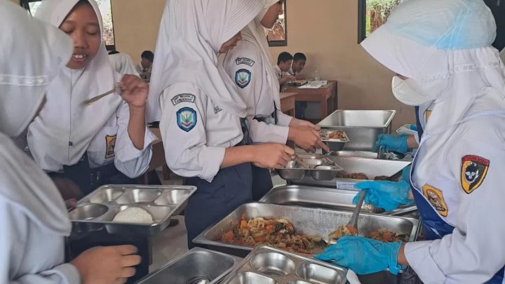 BGN Uji Coba MBG Sistem Prasmanan, Siswa Bisa Tambah Porsi Jika Masih Tersedia