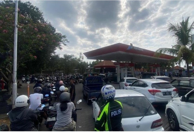 Antrean BBM di Karangasem Mengular hingga 2 Kilometer, Warga Rela Menunggu Sejak Dini Hari