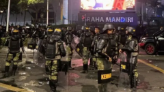 Hujan Deras Akhiri Aksi di Bundaran HI, Situasi Sempat Memanas