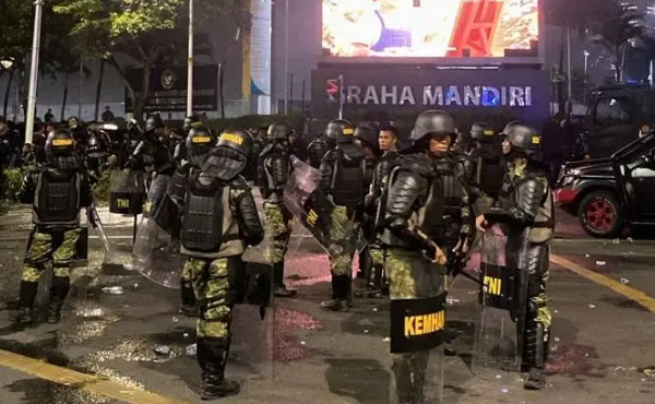 Hujan Deras Akhiri Aksi di Bundaran HI, Situasi Sempat Memanas